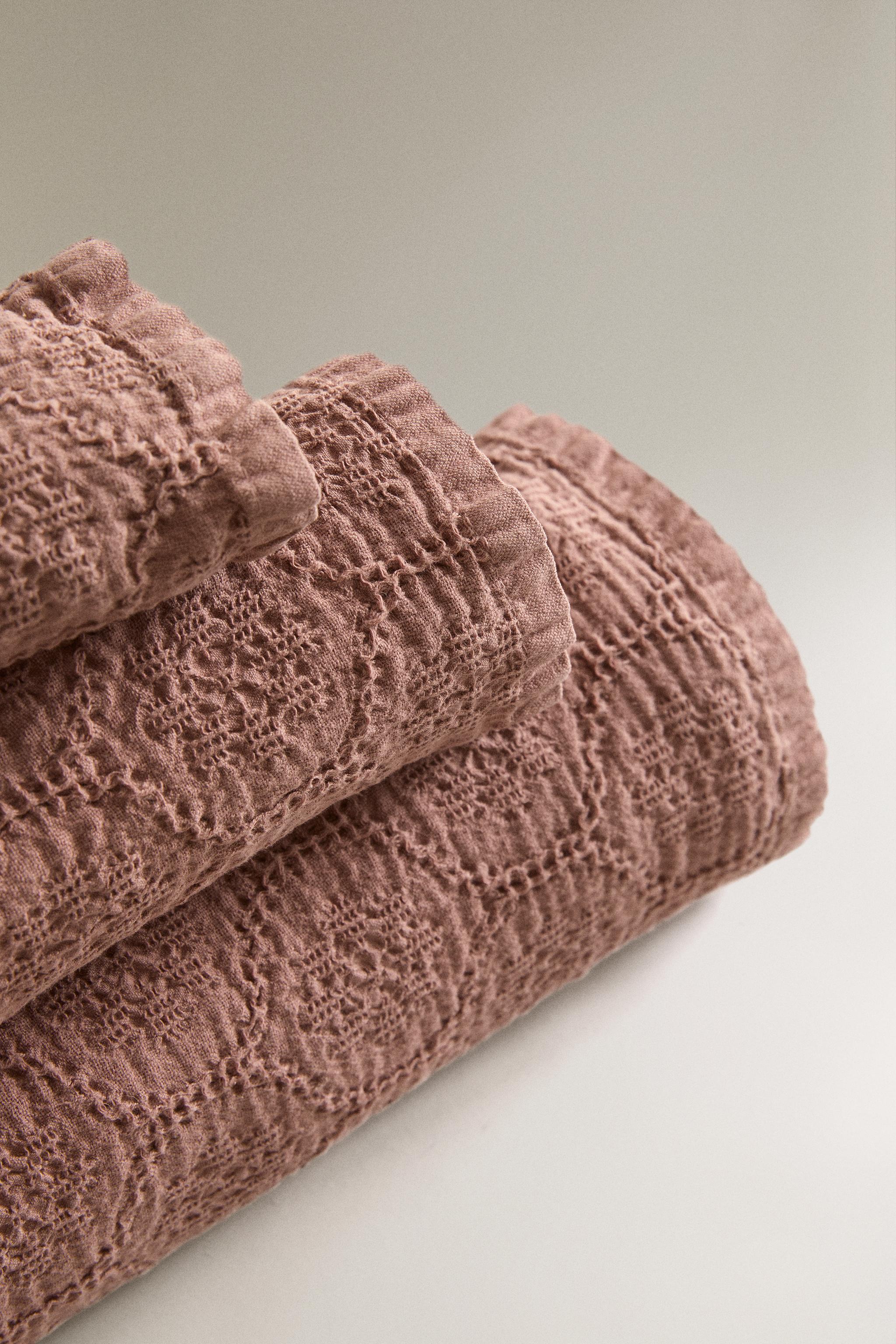 GEOMETRIC WAFFLE BATH TOWEL