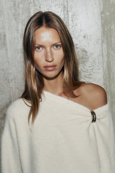 PULL EN MAILLE AVEC FERMOIR - Écru de Zara - Image 4