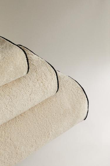 OVERLOCK COTTON BATH TOWEL - Sand / Black by Zara - Image 1