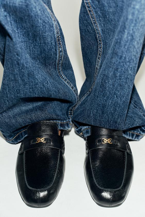 MOCASSINS EN CUIR AVEC DÉCOR MÉTALLIQUE - Noir de Zara - Image 1