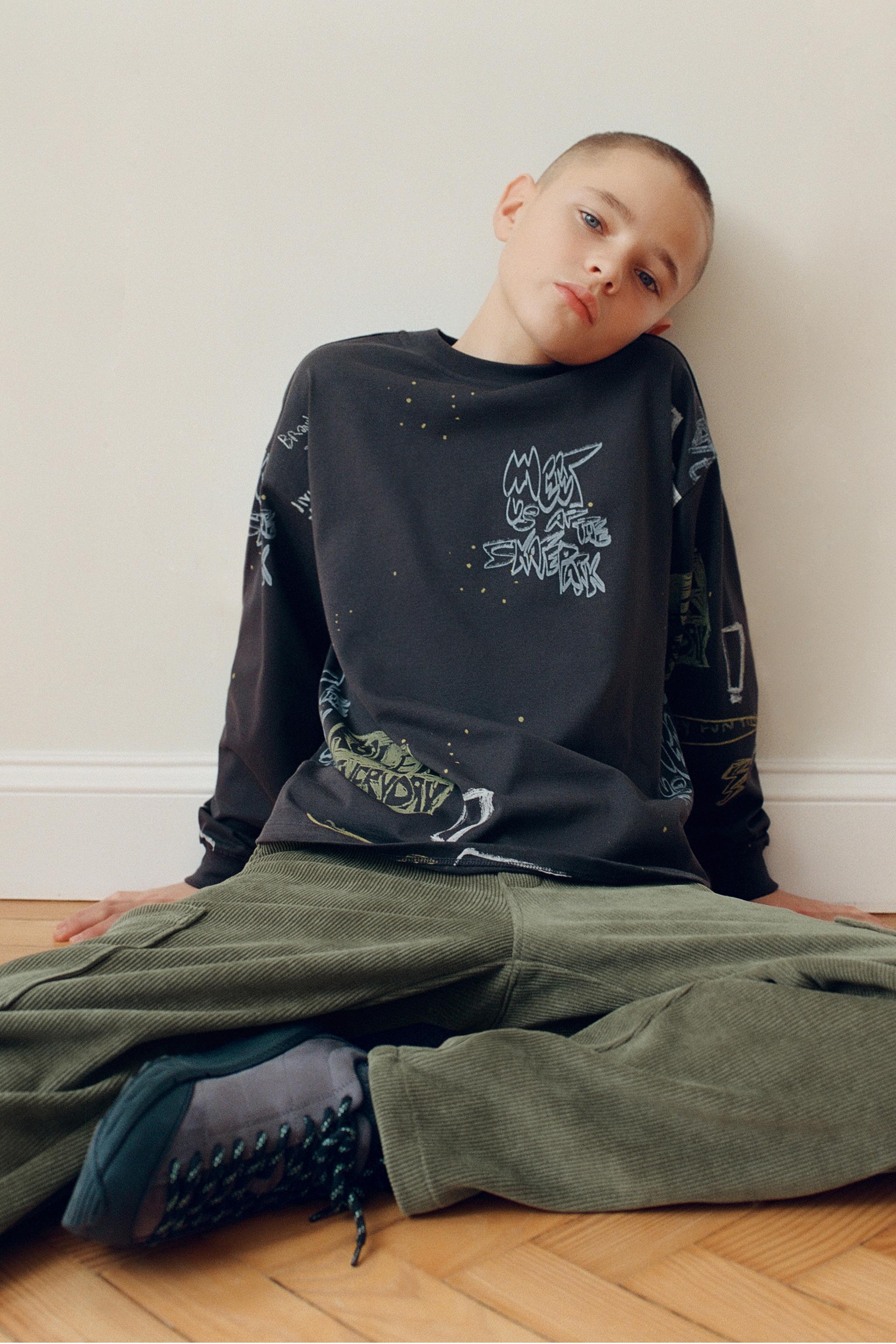 GRAFFITI PRINT T-SHIRT