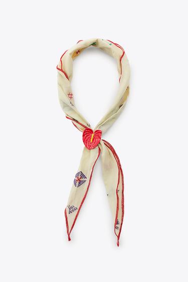 EMBROIDERED BANDANNA WITH METAL FLOWER - Ecru by Zara