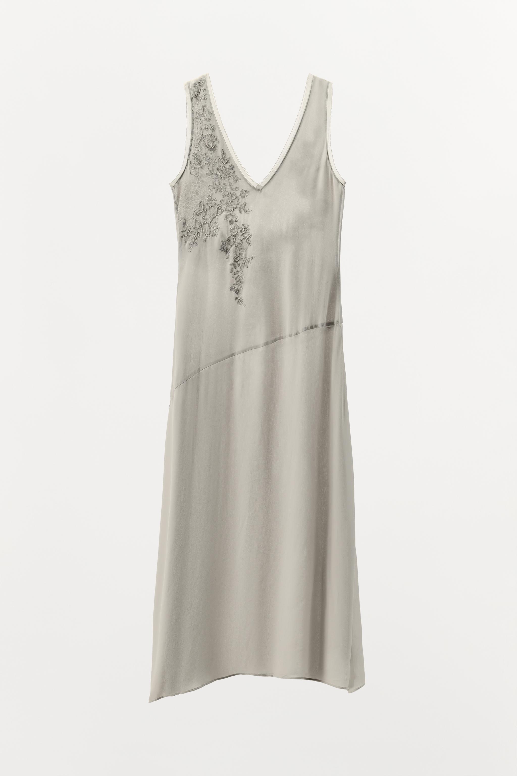 たま　0628 GEORGETTE DRESS WITH EMBROIDERY AND BEADING - Taupe gray