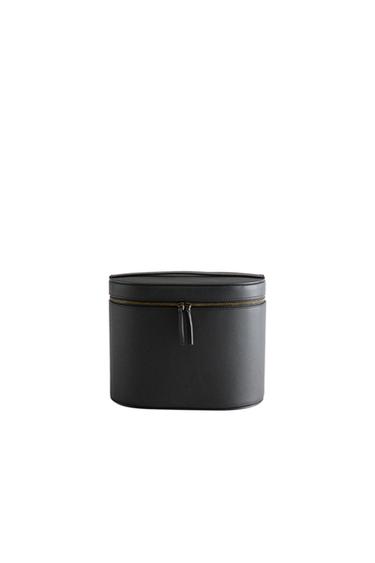 RIGID MIRRORED LEATHER WASH BAG - أسود الخاص بـ Zara