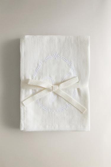 LOT LANGES EN MOUSSELINE ENFANT BRODERIE LETTRE (LOT DE 2) - 874 de Zara - Image 0