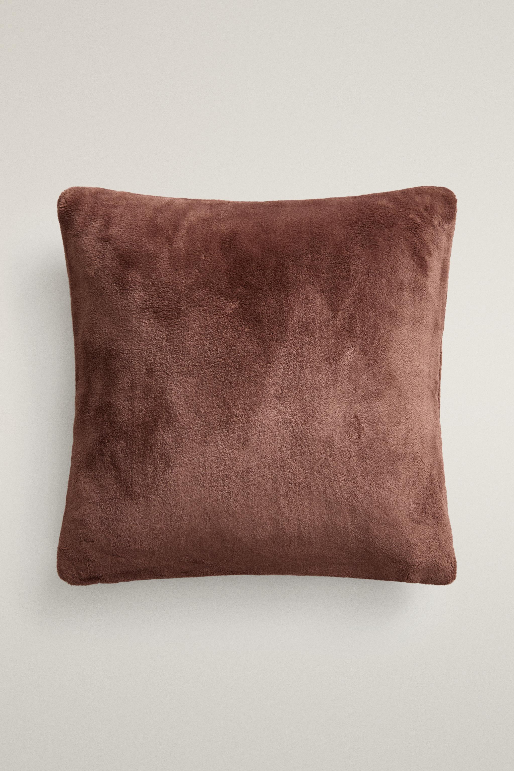 PLAIN FAUX FUR THROW PILLOW COVER - Dark pink | ZARA United States