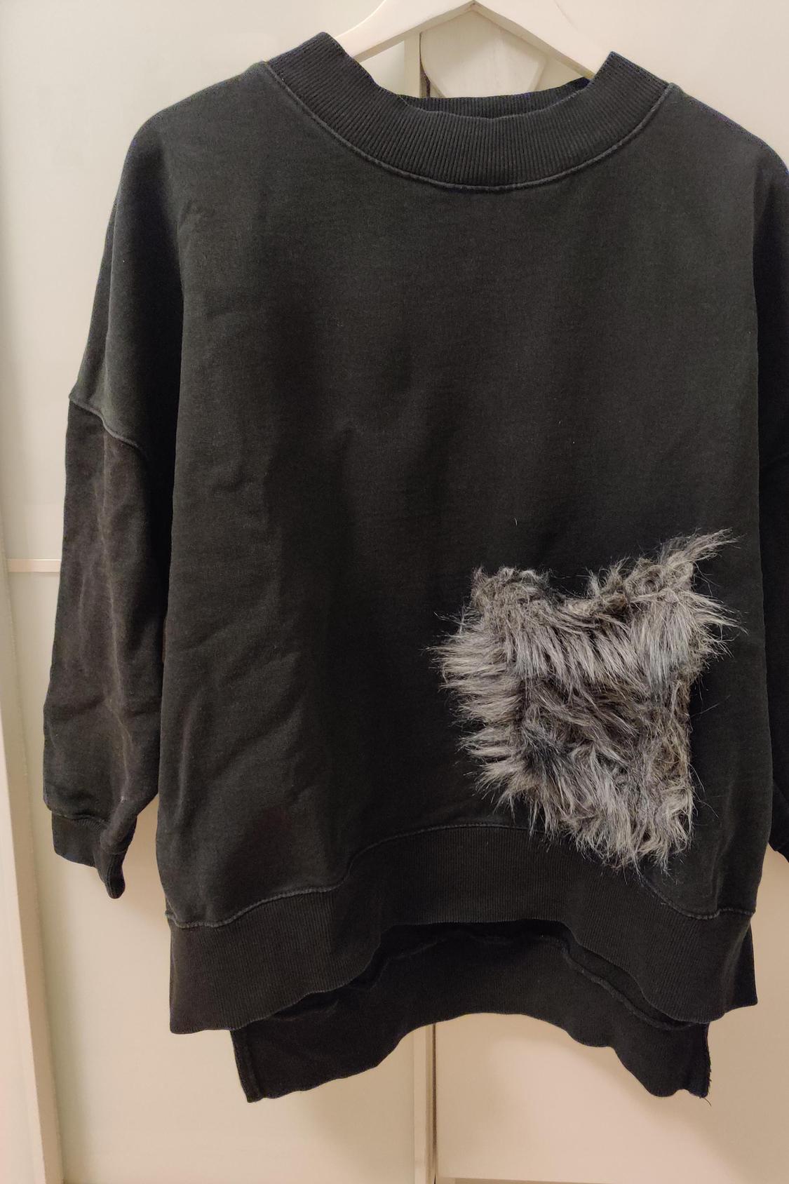 SWEATSHIRT WITH TEXTURED POCKET