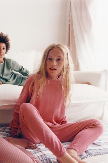 6–14 ЛЕТ/ ОДНОТОННАЯ ПИЖАМА С КОНТРАСТНОЙ ОТСТРОЧКОЙ — МАЛИНОВЫЙ от Zara