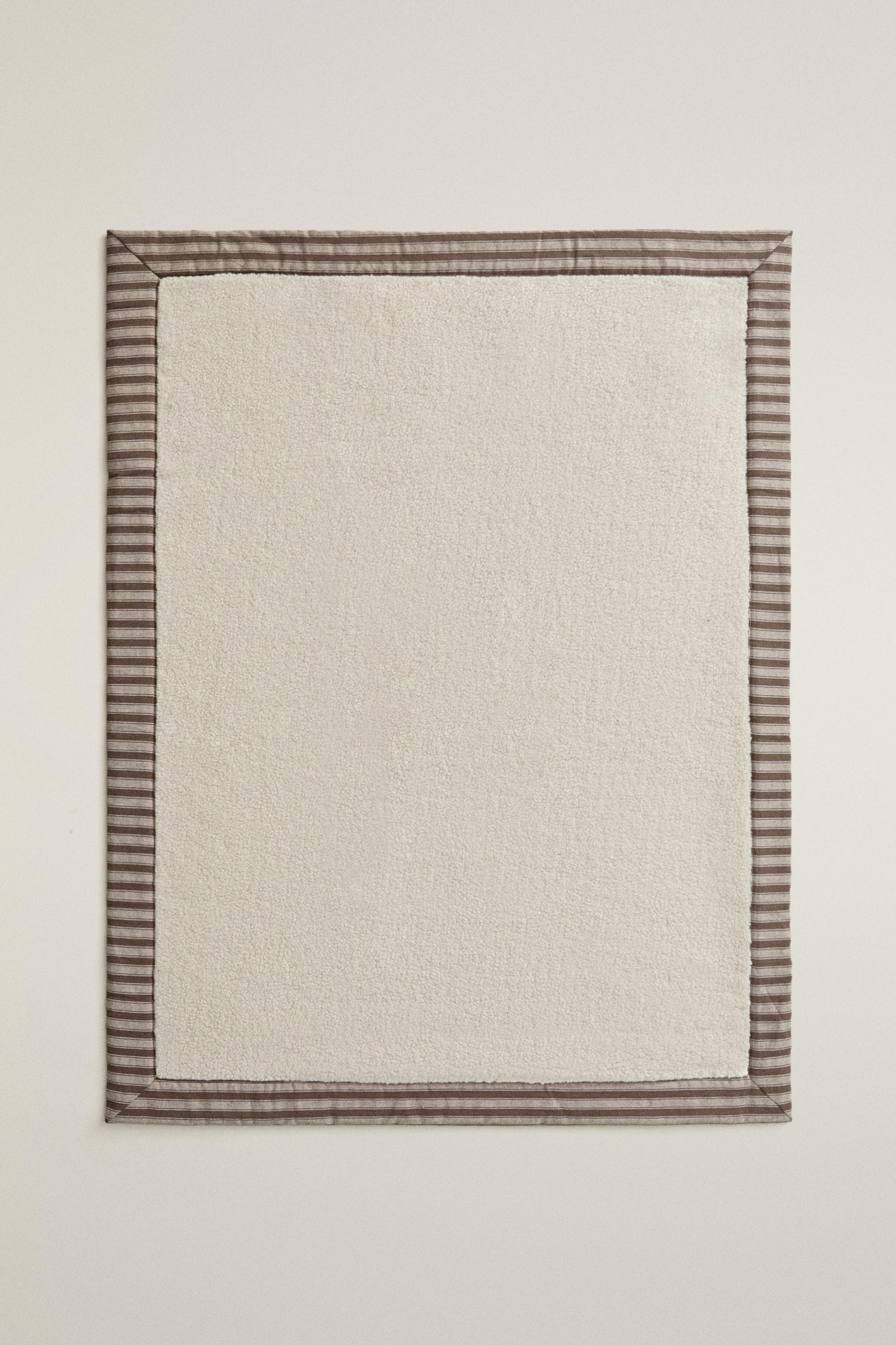 COUVERTURE ANIMAUX RAYÉE ET FAUSSE PEAU DE MOUTON