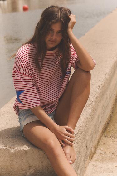 T-SHIRT À RAYURES AVEC TEXTE ET ÉTOILES - Rose de Zara