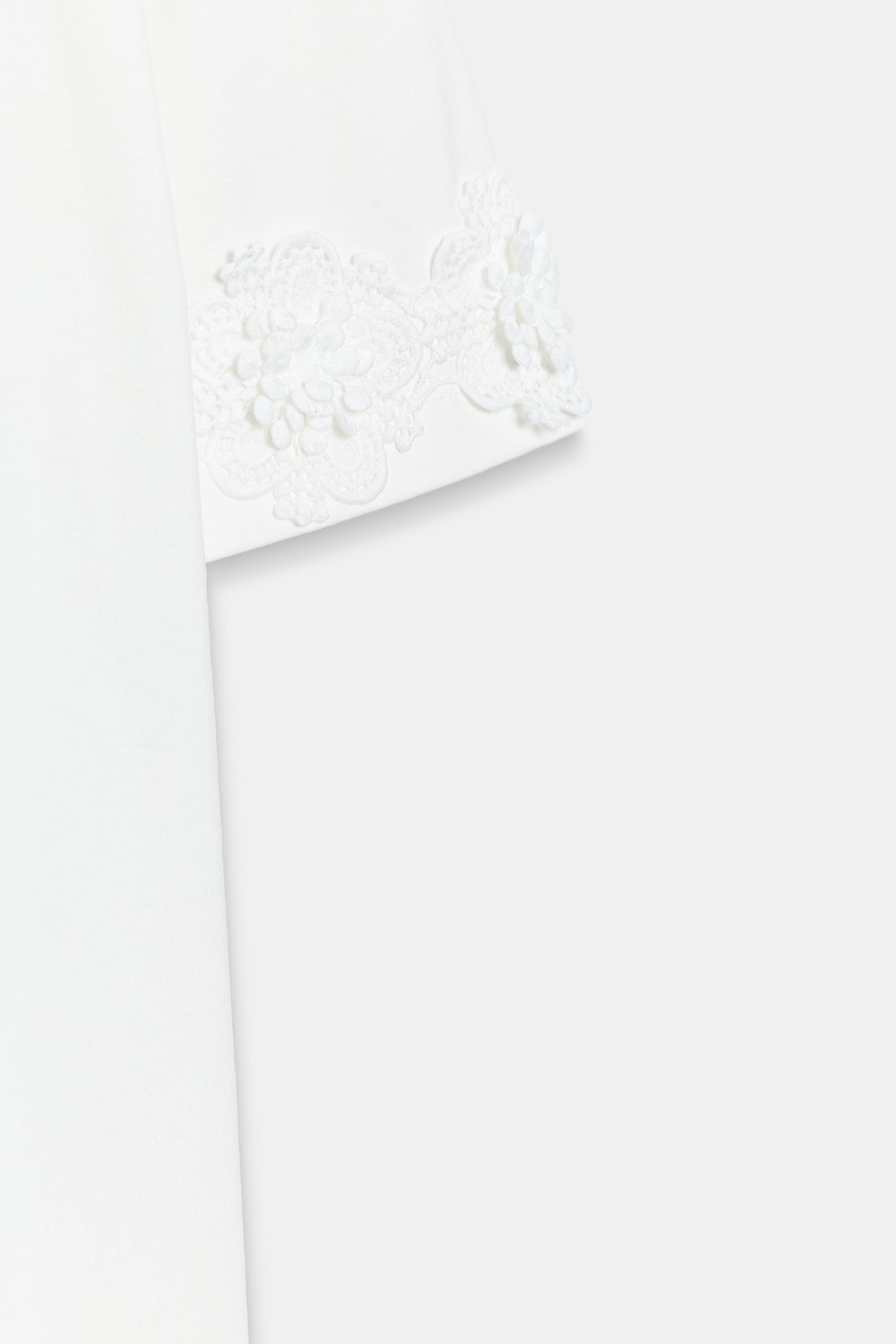EMBROIDERED FLOWER T-SHIRT