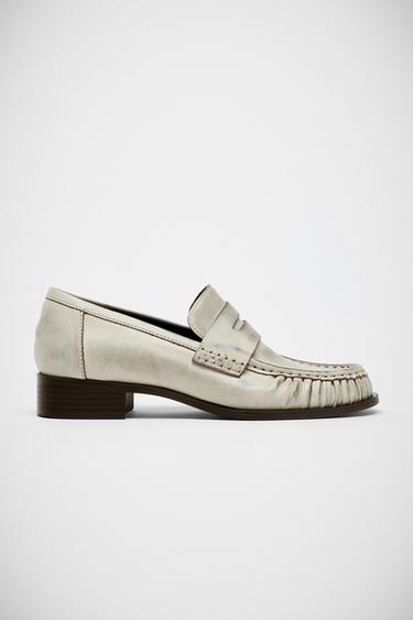 MOCASÍN PIEL FRUNCIDOS - blanco de Zara