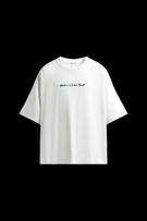 T-SHIRT MET GEBORDUURDE TEKST