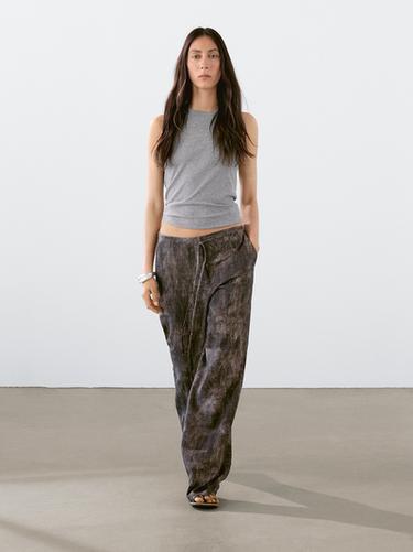 Pantalón flare fit efecto desgastado - Marrón de Zara