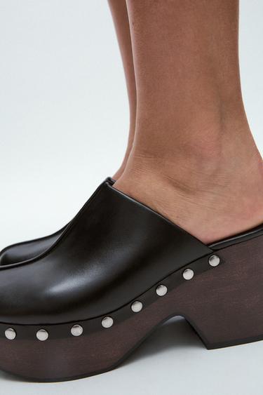 SABOTS EN CUIR À CLOUS - Noir de Zara - Image 1