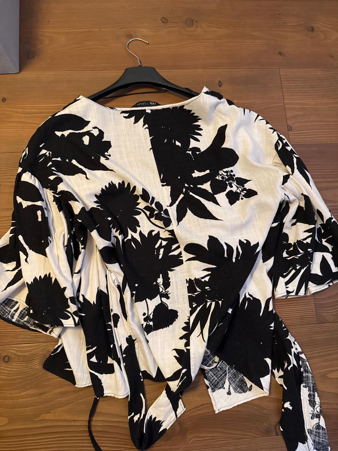 PRINTED TOP WITH TIED DETAIL - Image 2