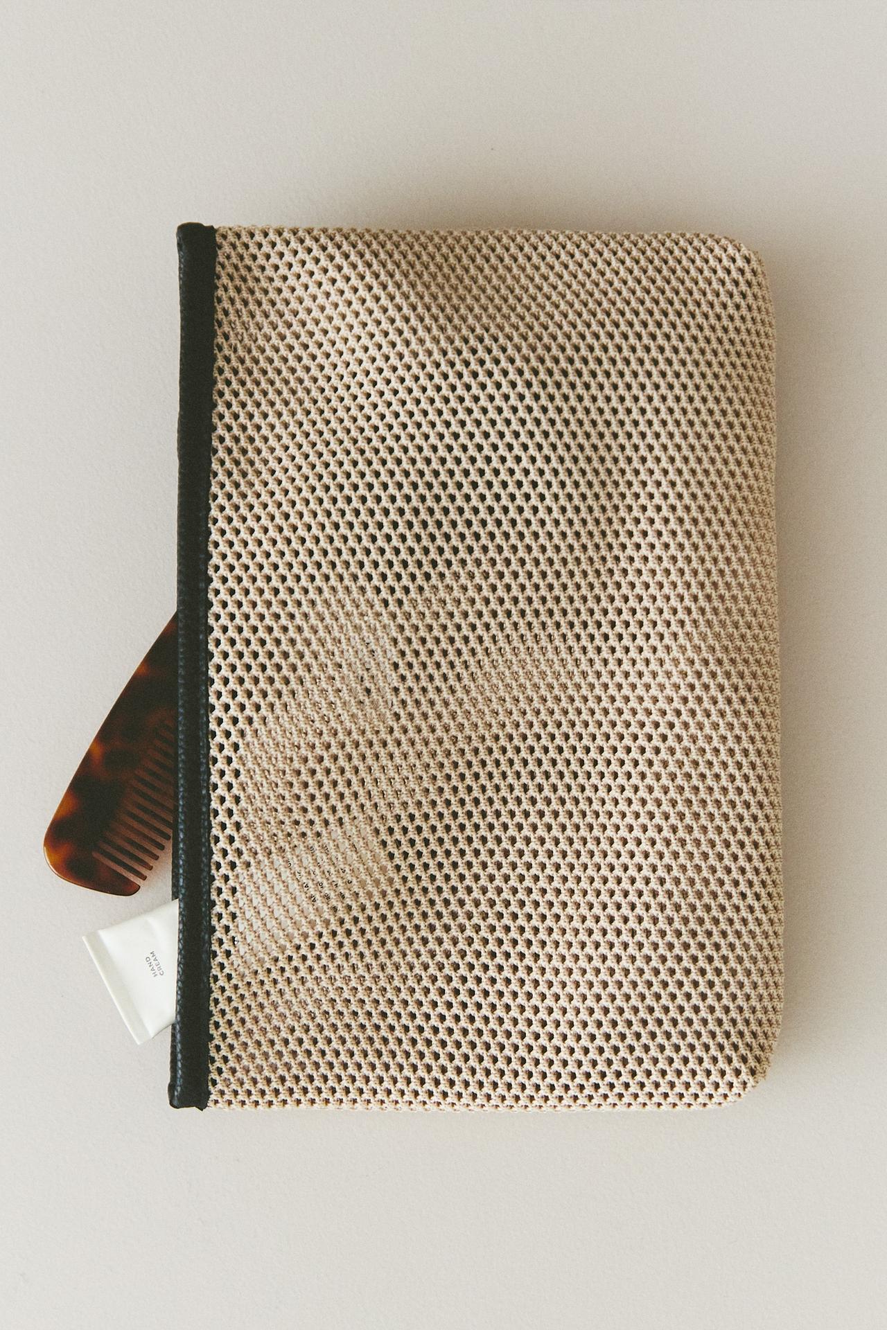 KNIT MAKEUP BAG — Two-tone