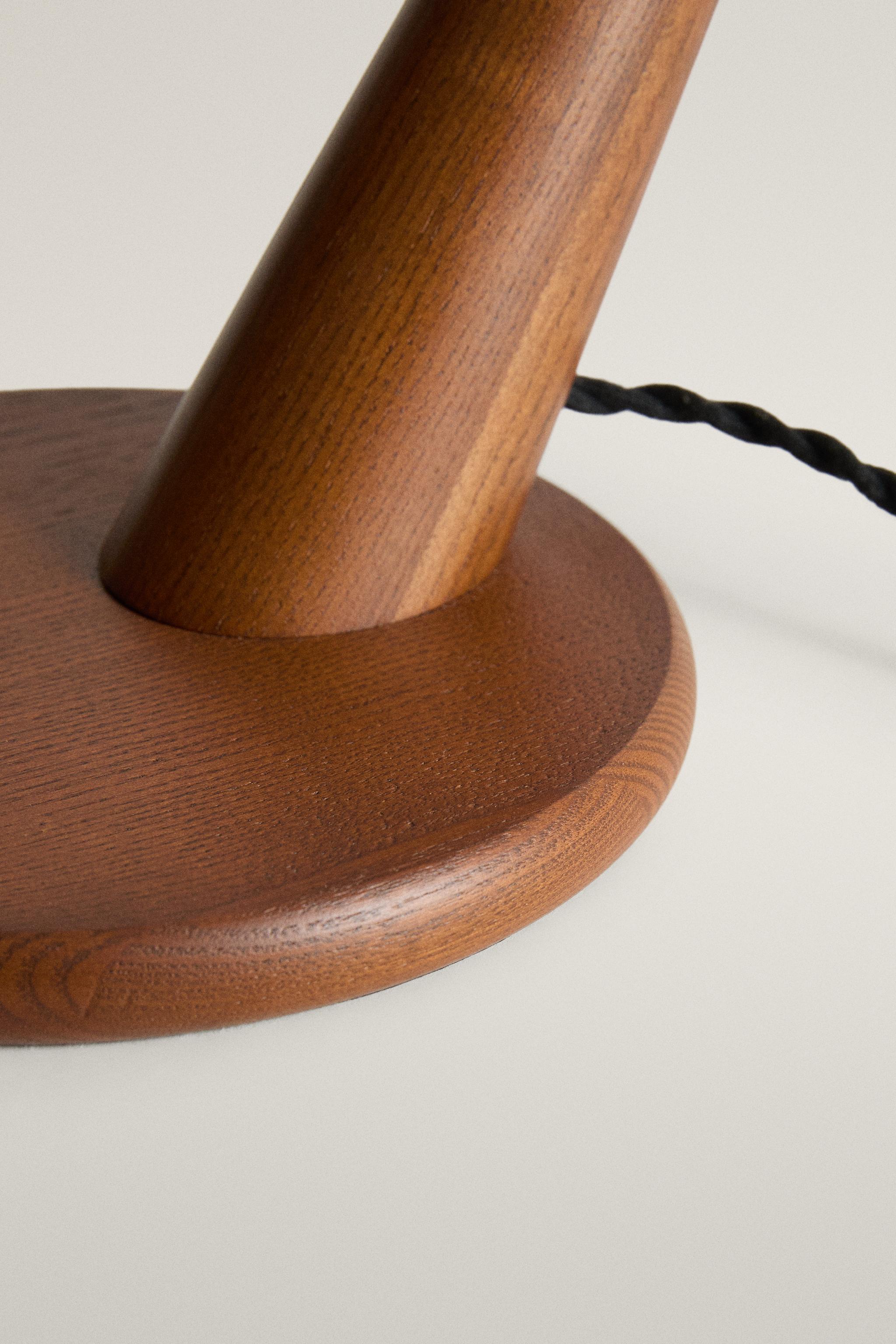 WOOD AND METAL TABLE LAMP