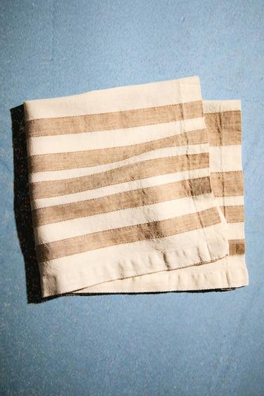 PAKKE SERVIETTER I HØR MED STRIBER (PAKKE MED 2) - lys beig fra Zara
