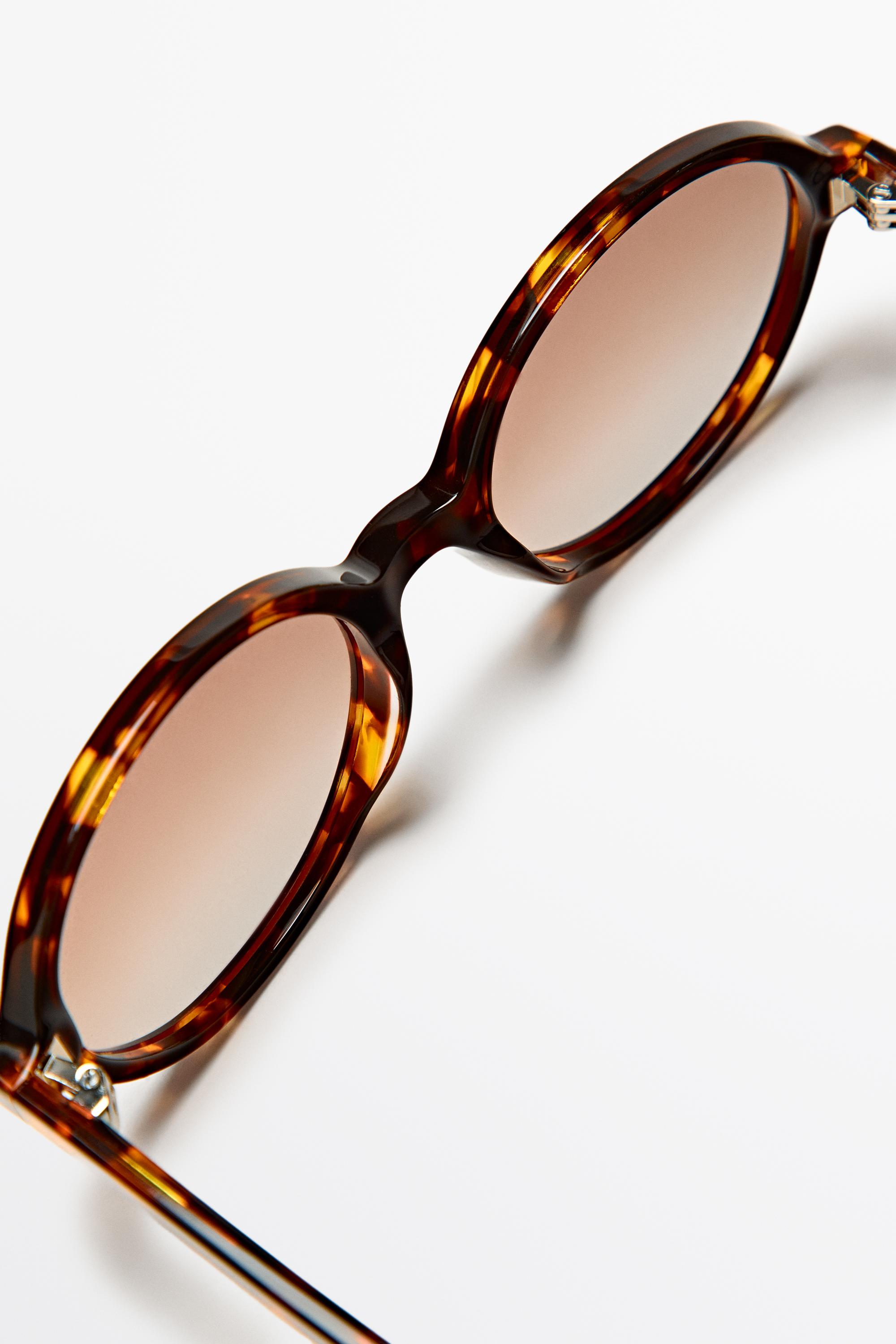 Oval tortoiseshell-effect sunglasses