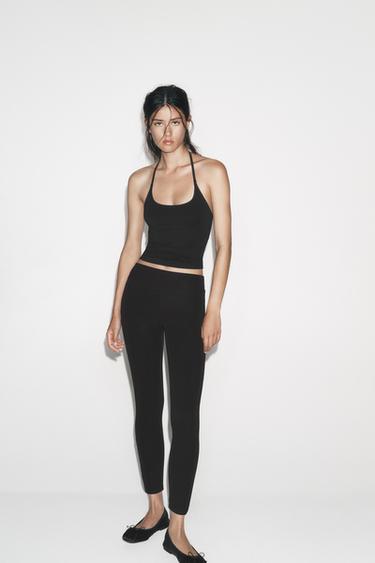 TOP HALTER SEAMLESS - Černá od Zara