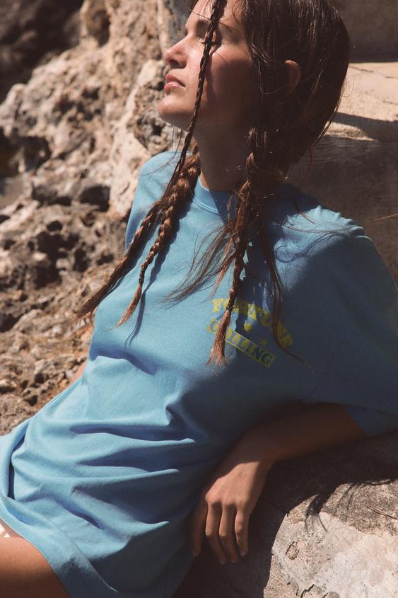 CAMISETA EFECTO LAVADO TEXTO - Azul de Zara - Imagen 0