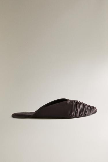 MULE PLIEGUES SATÉN - Marrón de Zara