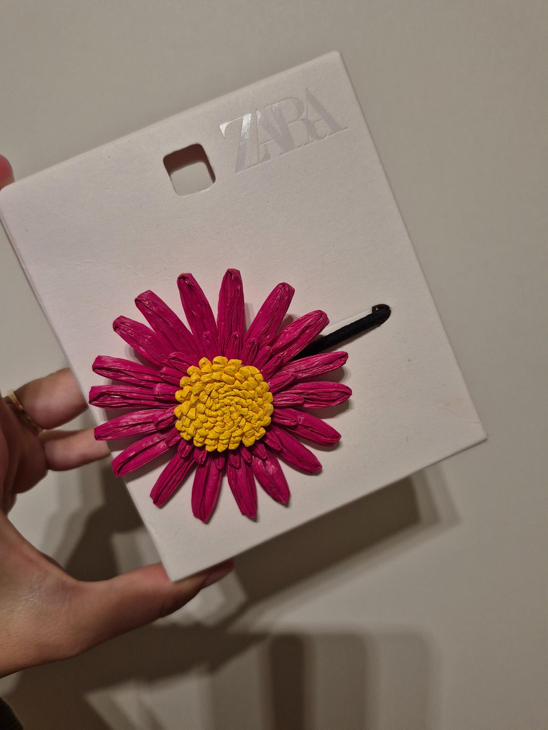 RAFFIA FLOWER SCRUNCHIE - Image 3