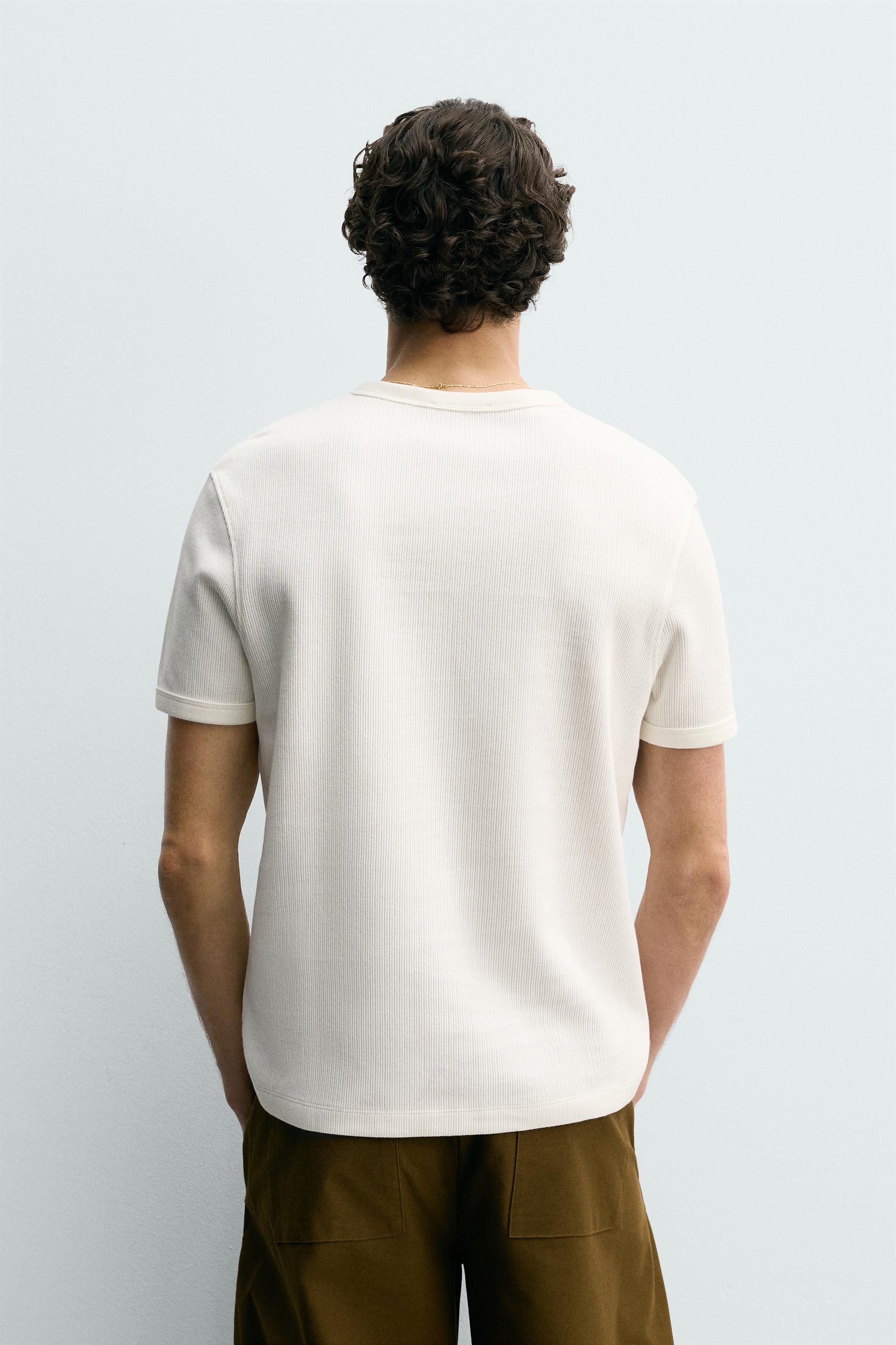 DÜĞMELİ YAKA DOKULU T-SHIRT