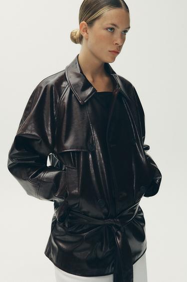 CHAQUETA CINTURÓN EFECTO PIEL - Burdeos oscuro de Zara