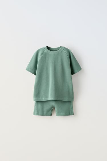 ФУТБОЛКА И ШОРТЫ JOGGING ИЗ РИФЛЕНОГО ТРИКОТАЖА — ЗЕЛЕНОВАТЫЙ от Zara — изображение 0