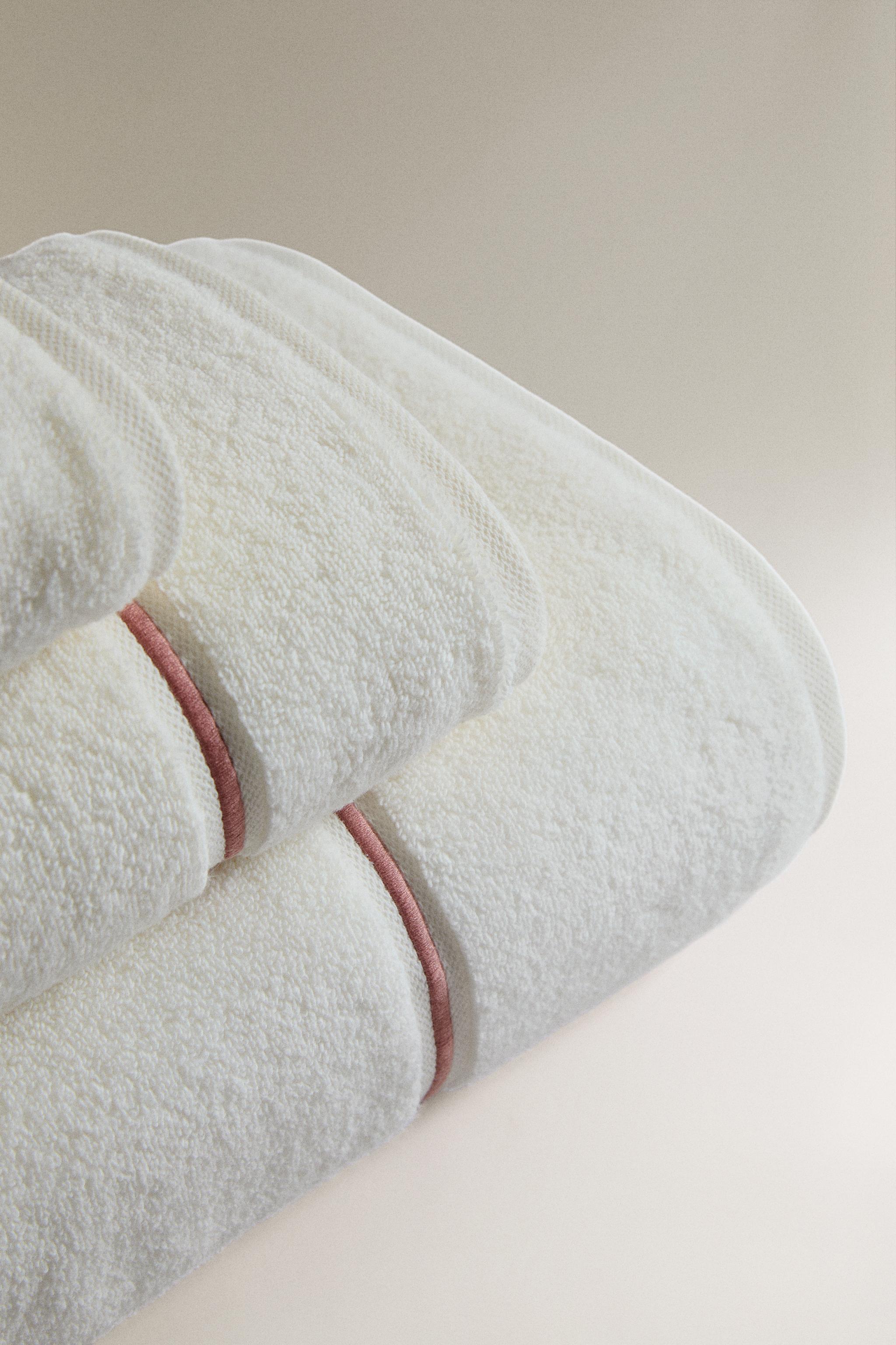 SCALLOPED BATH TOWEL — Pale pink