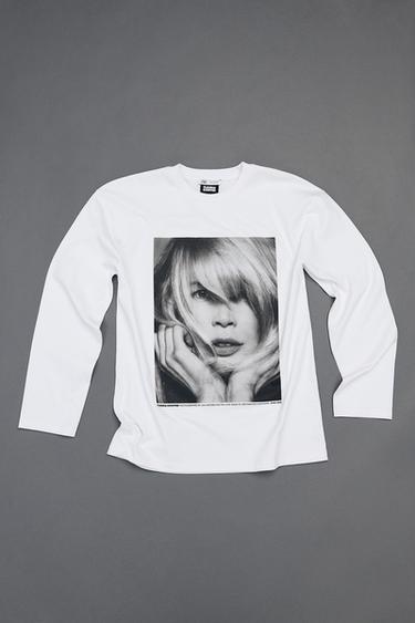 CLAUDIA SCHIFFER T-SHIRT – FOTOĞRAF: JAN WELTERS, LİSANSLAYAN: TRUNK ARCHIVE