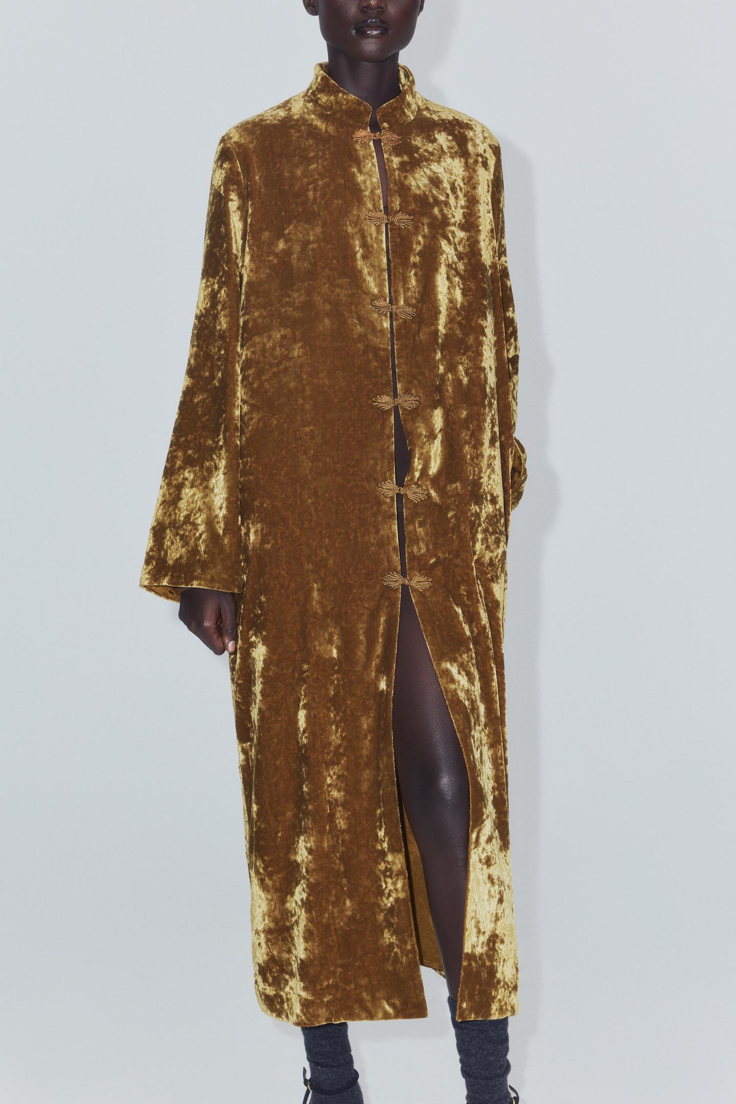 Женское пальто Zara ZW Collection Velvet Coat with Frog Fastening, цвет: Золотой — фото 4