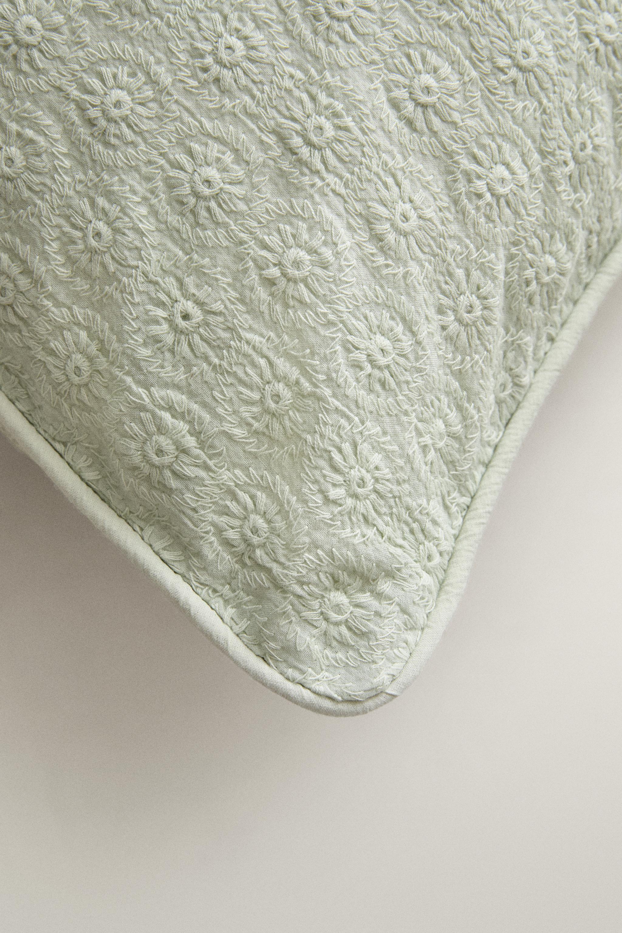 FLORAL EMBROIDERED THROW PILLOW COVER — Pastel green