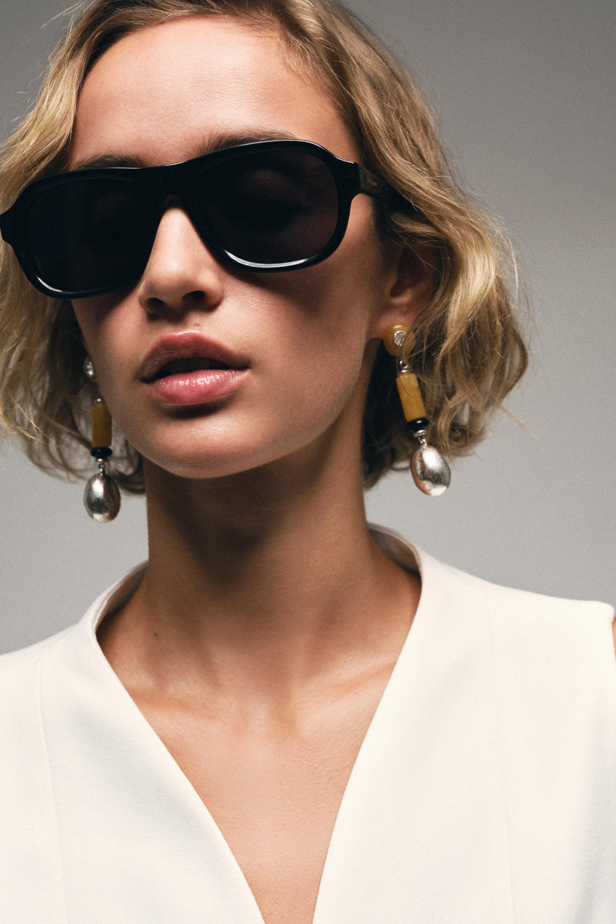 RESIN STONE EARRINGS — Silver