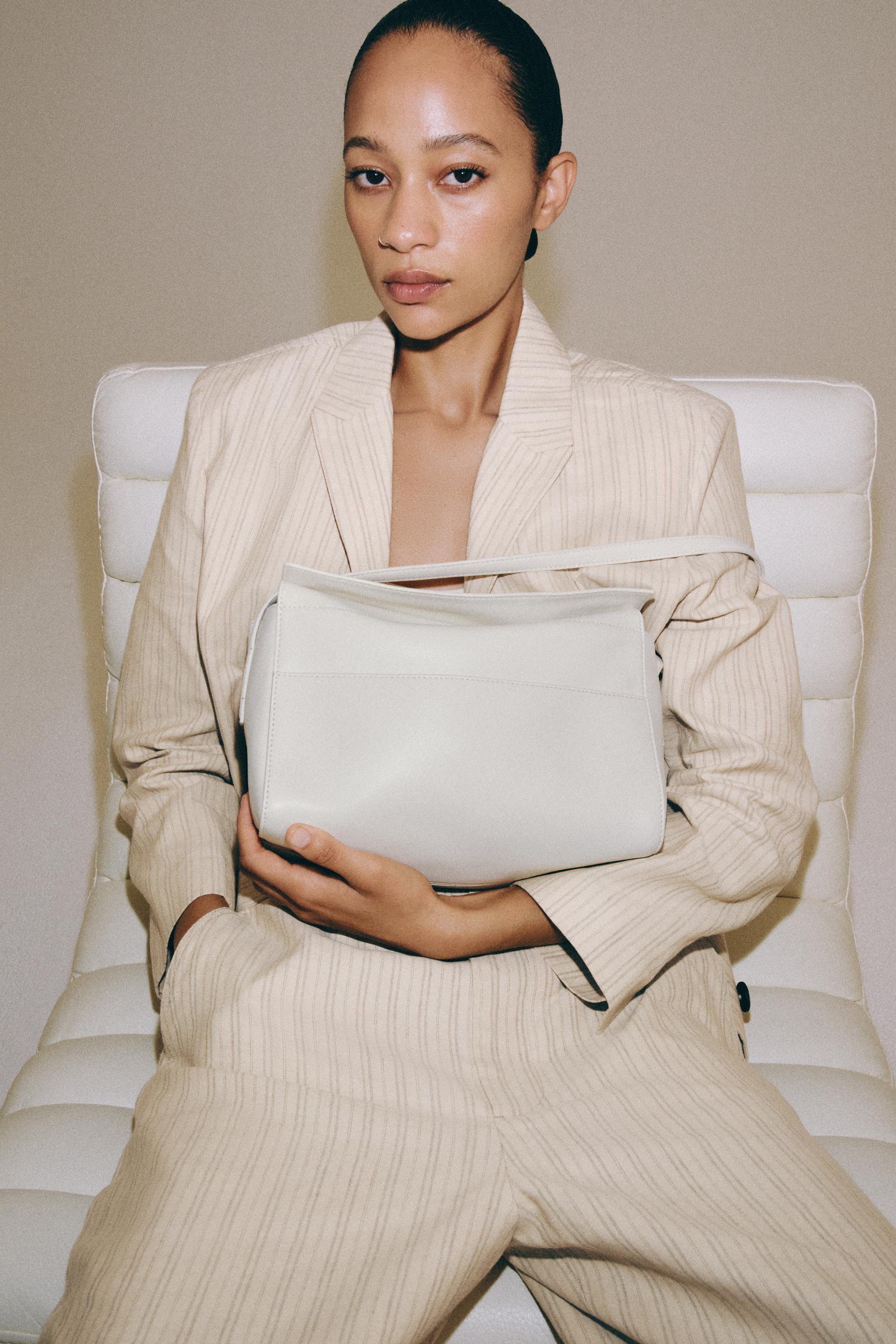 LEATHER SHOULDER BAG — white