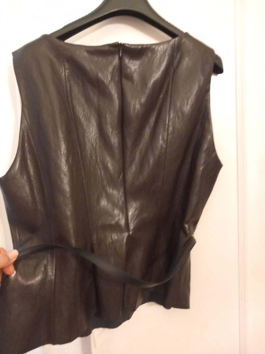 FAUX LEATHER TOP WITH BELT - Image 2