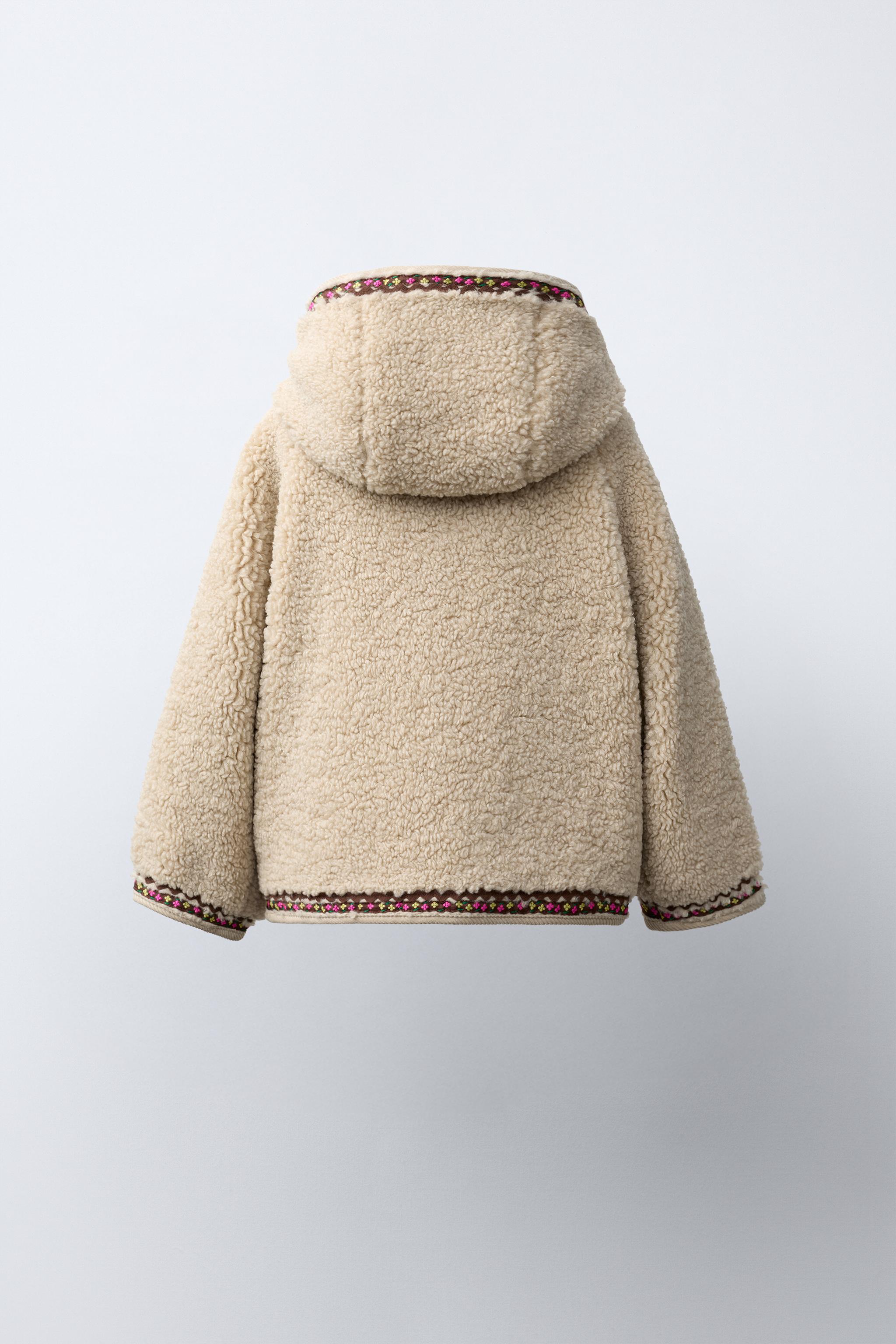 BLOUSON EFFET MOUTON À CAPUCHE ET FESTONS