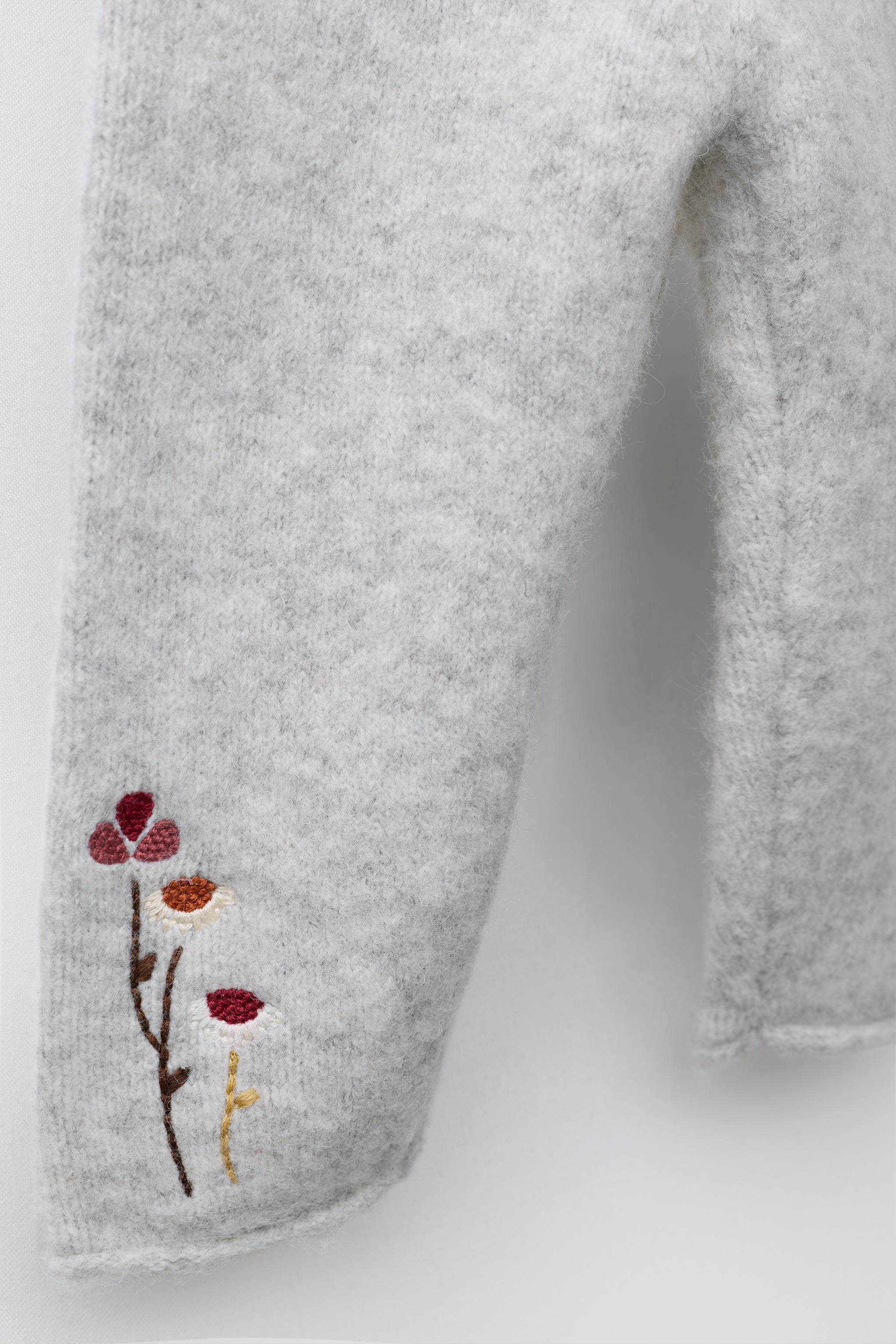 PANTALON EN MAILLE À FLEURS BRODÉES