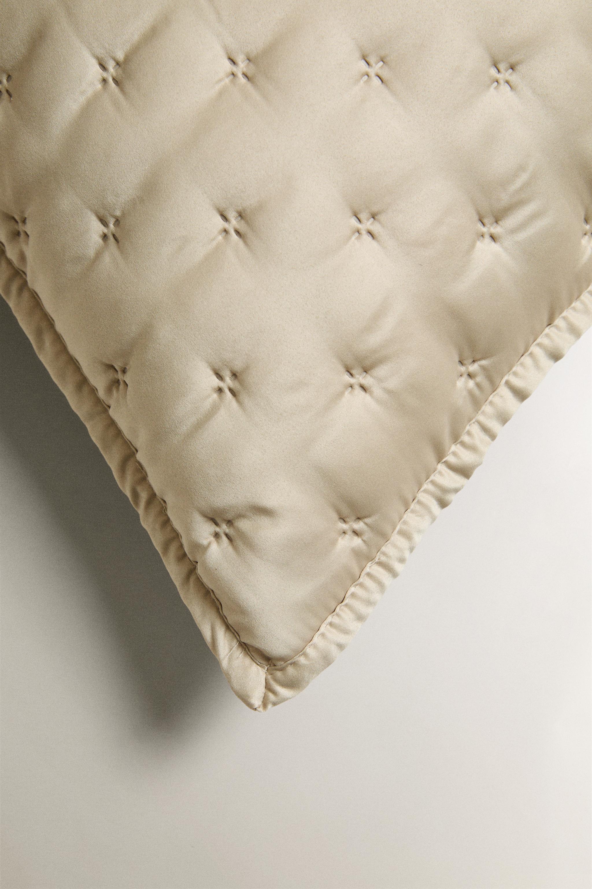 PLAIN SATEEN PILLOW SHAM FOR QUILT WITH KNOTS — Soft gold