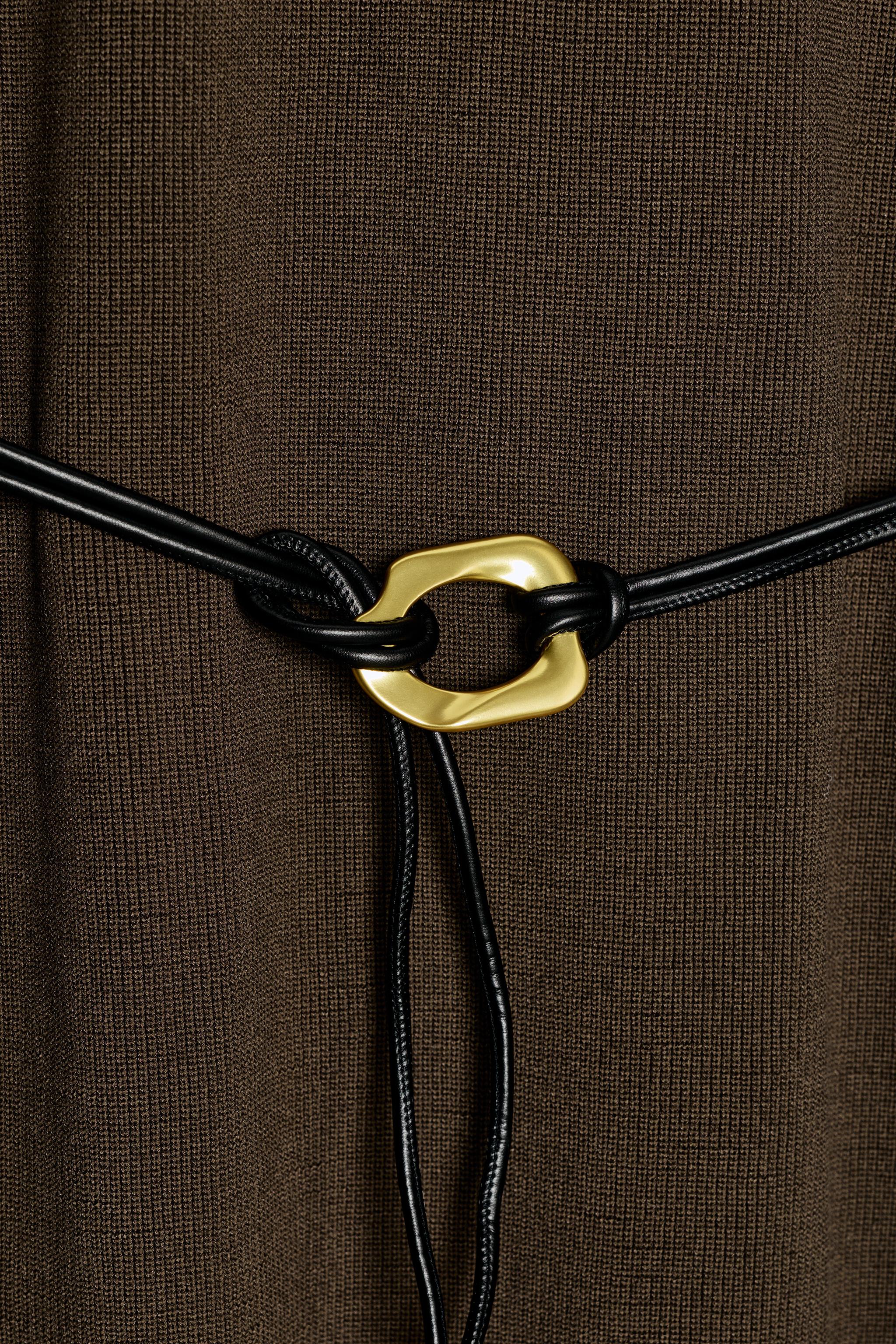 ROBE EN MAILLE AVEC CEINTURE