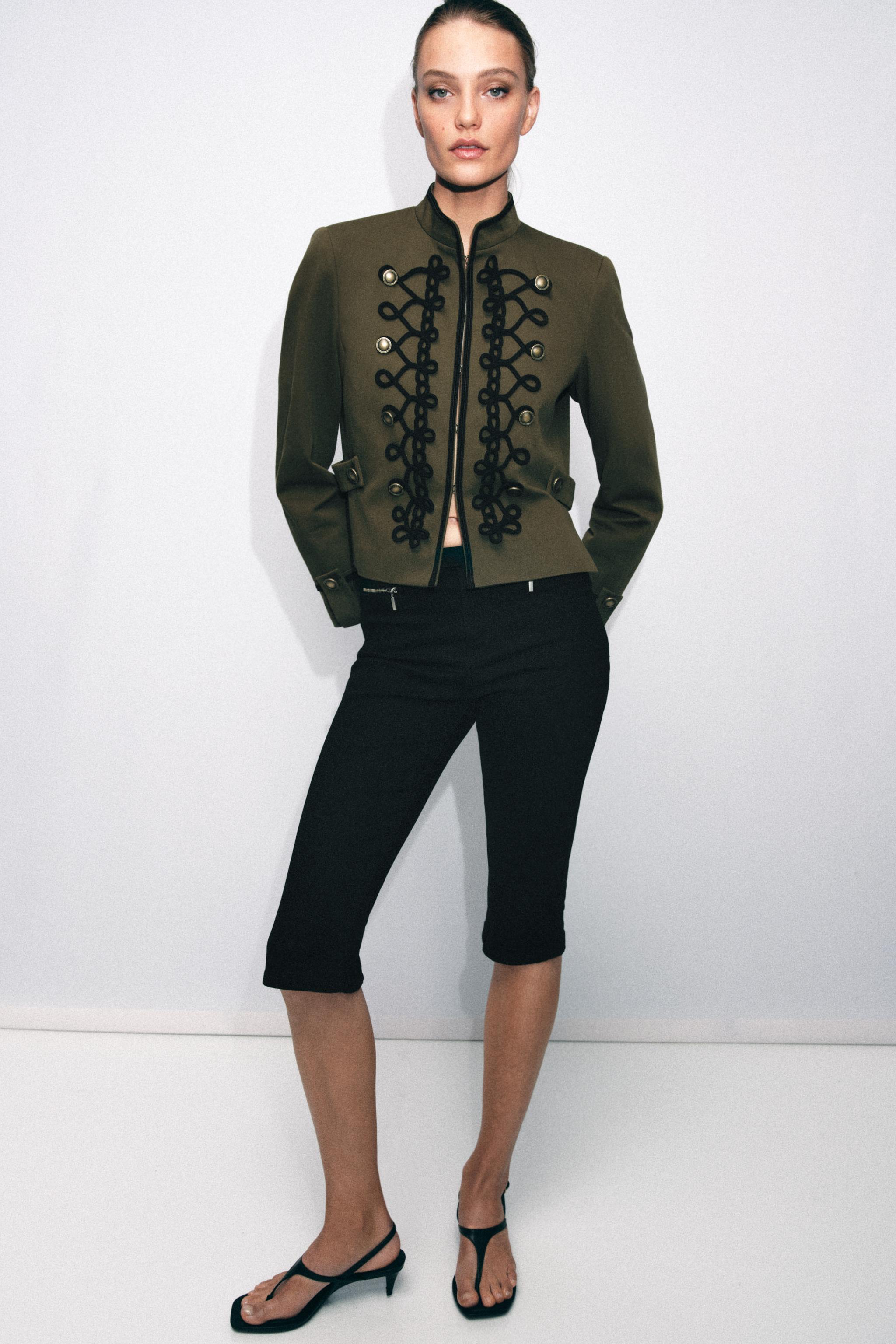 SÜSLÜ DÜĞMELİ VATKALI BLAZER