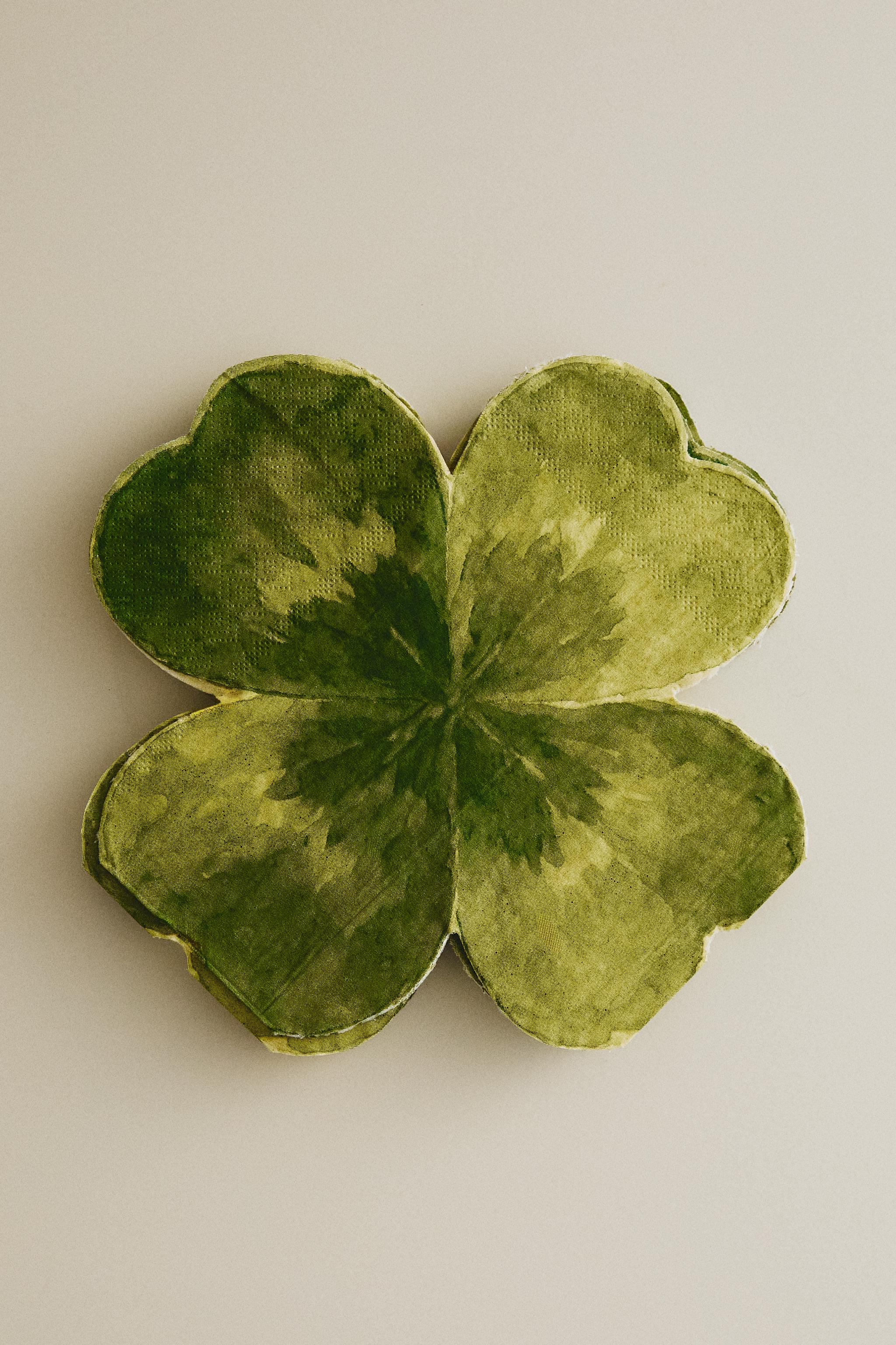 PACK OF CLOVER PAPER NAPKINS (PACK OF 20) — GREEN