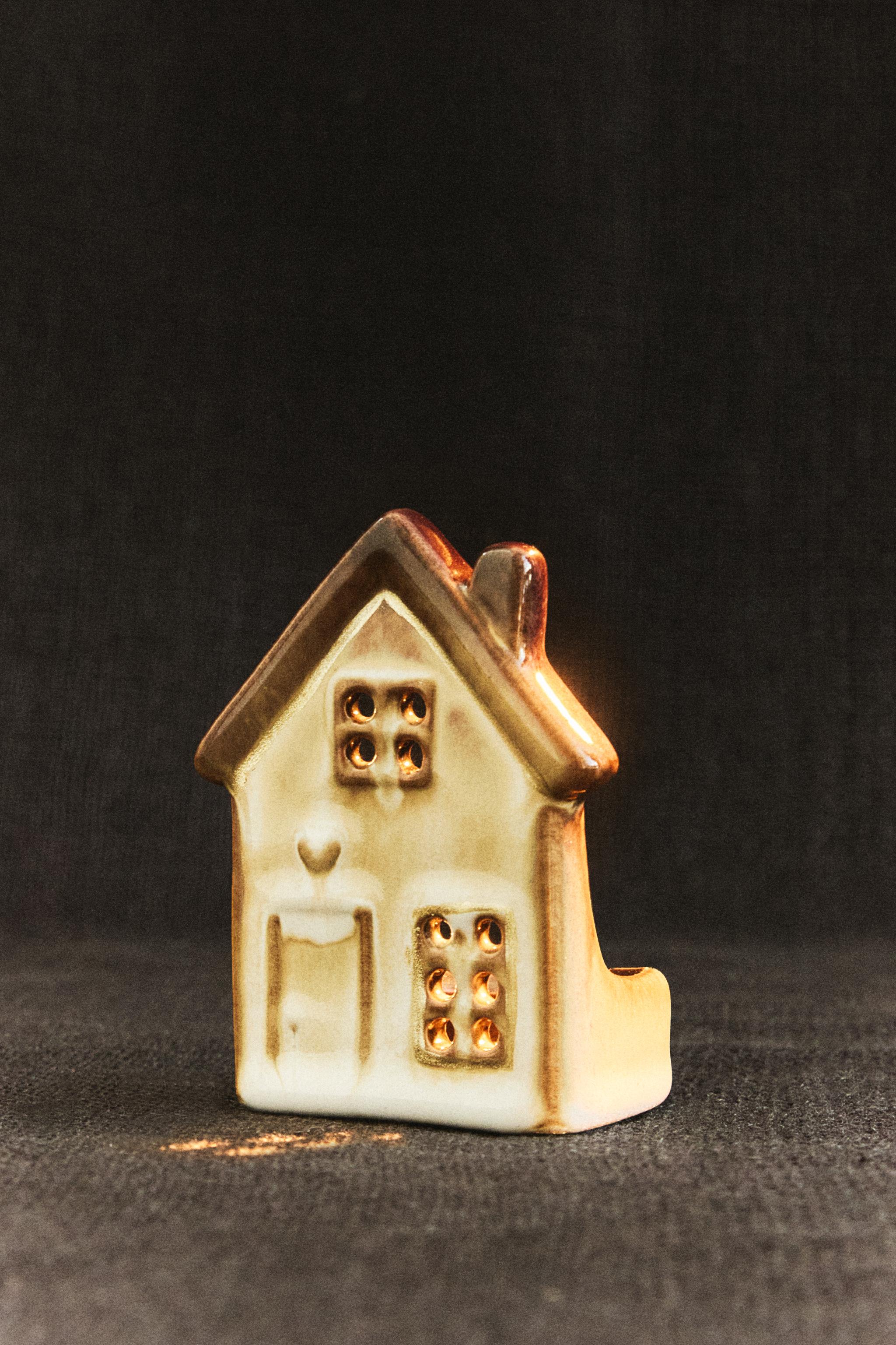 CHRISTMAS HOUSE CERAMIC TEALIGHT HOLDER