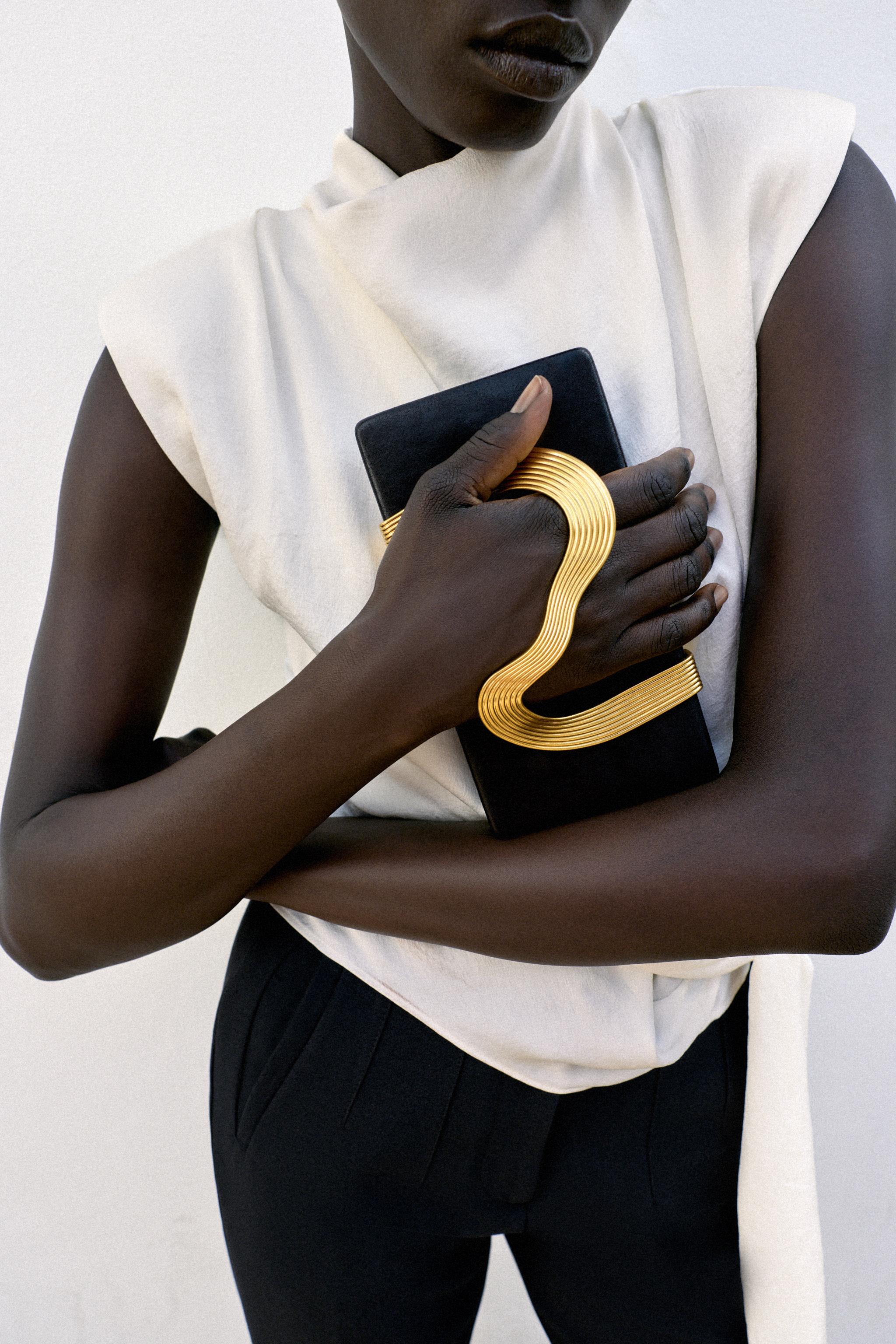 METALLIC DETAIL CLUTCH — Black