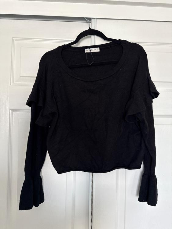 BLACK RUFFLE SLEEVE KNIT