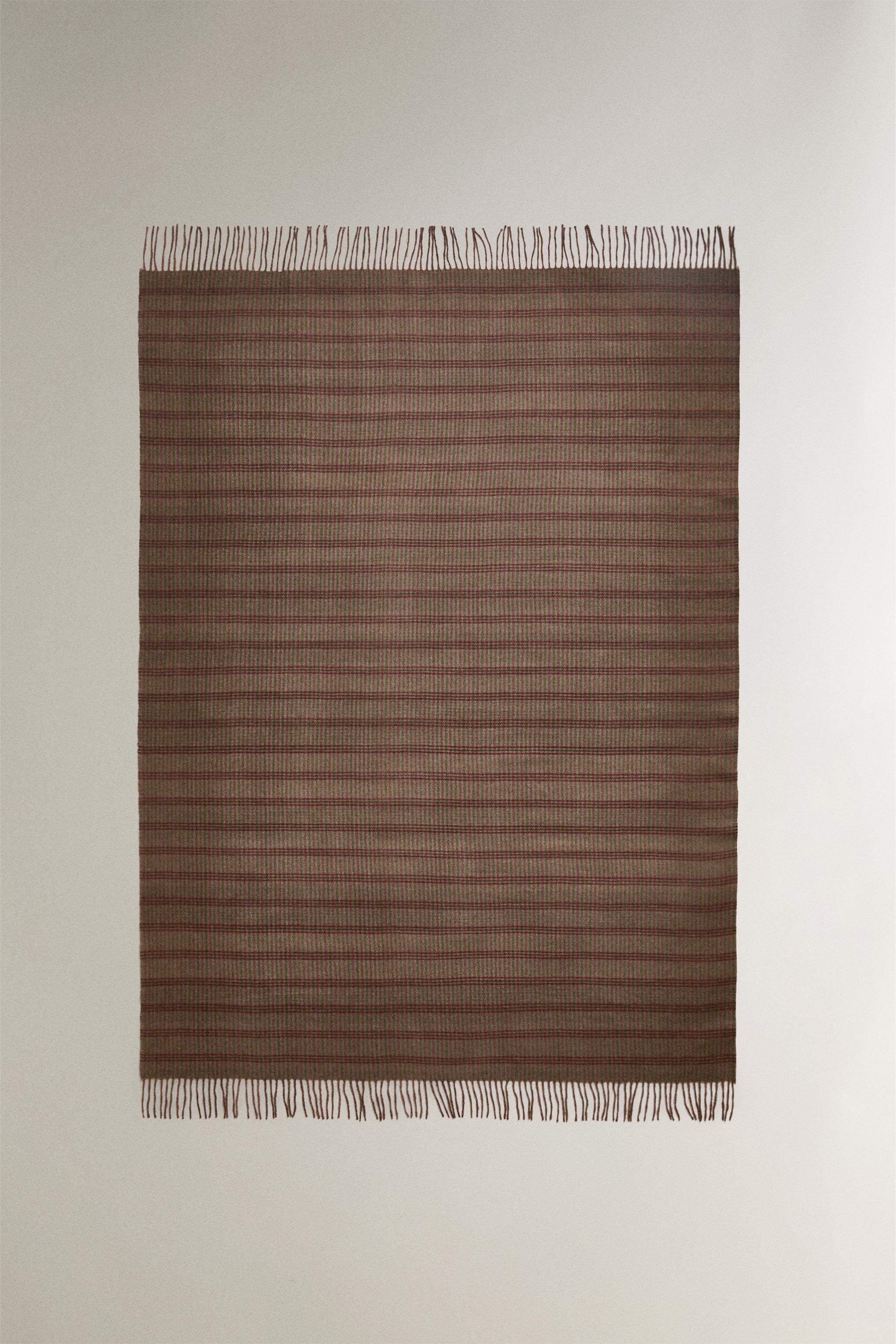 PLAID BLANKET WITH FRINGE