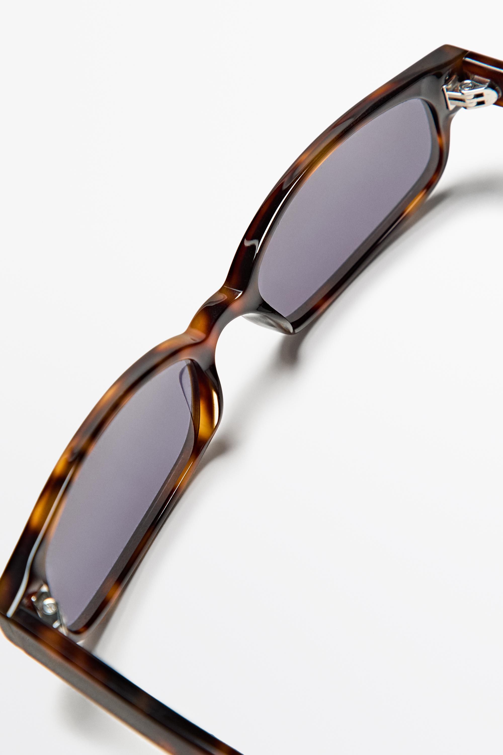 Tortoiseshell-effect sunglasses