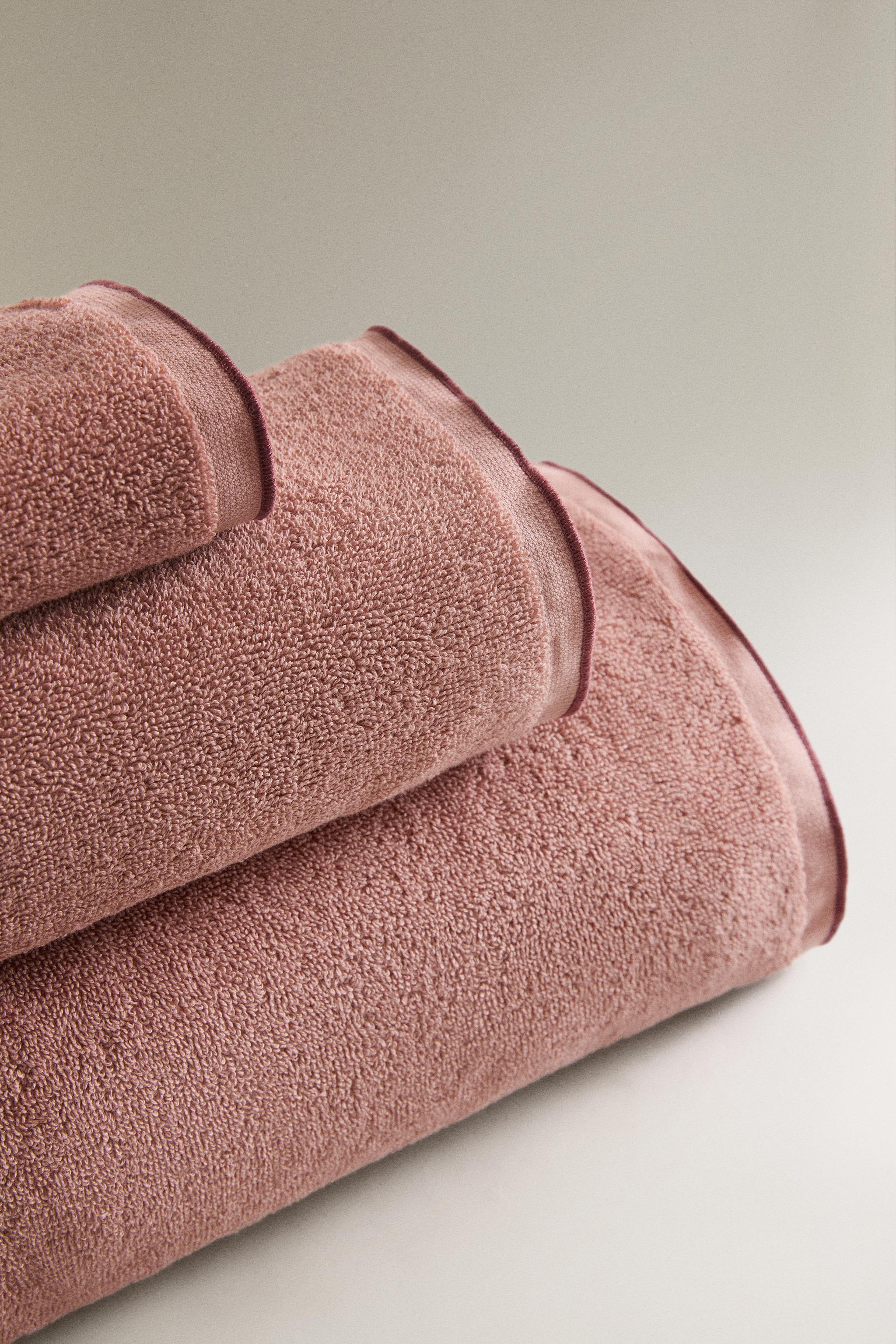 COTTON OVERLOCK BATH TOWEL — Pale pink